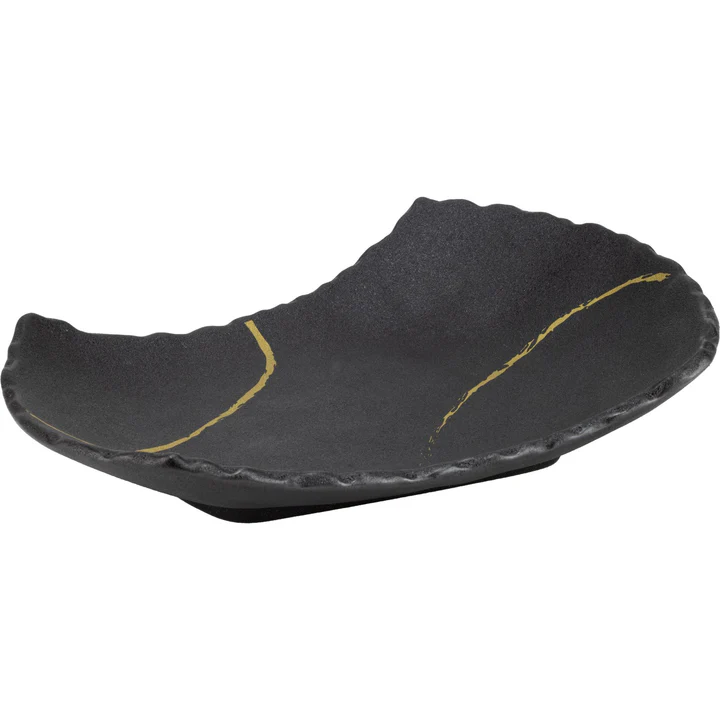 56536-farfurie neagra cu filigram auriu pentru restaurant cu margini neregulate pentru un impact vizual de senzatie gio's Farfurie curba cu laturi tesite 26×17 cm HORECANO – WABI SABI